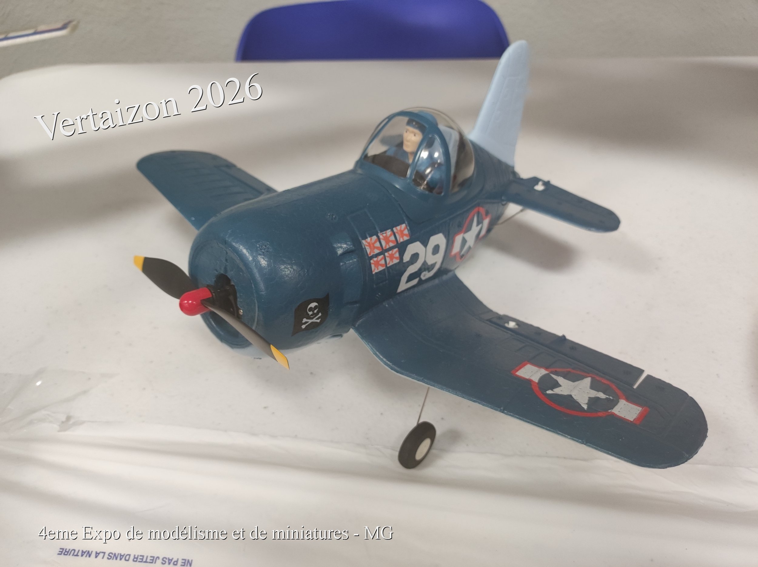 Mini avion corsaire.jpg